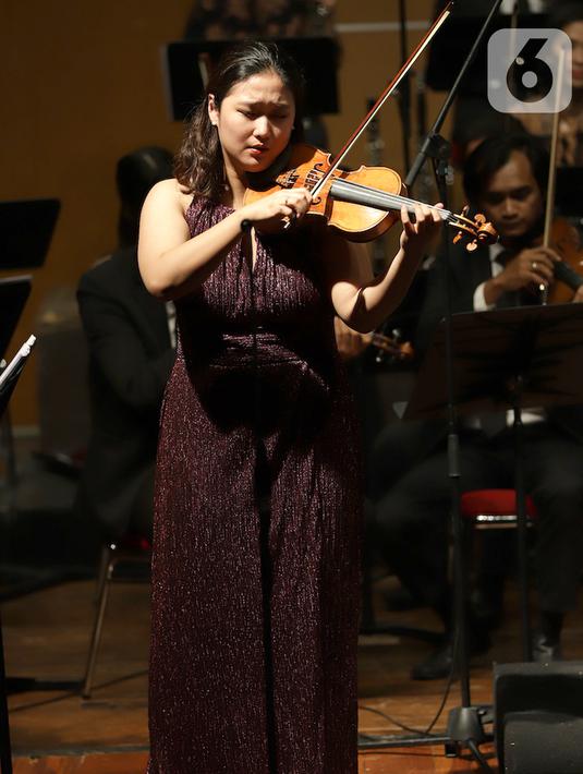 Violis asal Korea Selatan Sueye Park saat konser bersama Jakarta Concert Orchestra di Usmar Ismail Hall, Jakarta, Jumat (21/02/2020). Malam Tchaikovsky menampilkan Violin Concerto dalam D major, Op. 35, karya komponis Pyotr Ilyich Tchaikovsky yang dibuat tahun 1878. (Liputan6.com/HO/ID)