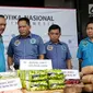 Kepala BNN Komjen Budi Waseso mendengarkan penjelasan terkait rilis pengungkapan peredaran narkotika di Jakarta, Kamis (9/11). Petugas menyita 220 kg sabu, ribuan pil ekstasi, serta pil happy five dari jaringan Malaysia-Aceh. (Liputan6.com/Faizal Fanani)