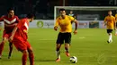 Dua pemain legenda Timnas Indonesia mencoba mengejar laju mantan pesepakbola Portugal, Luis Figo (kanan) di Stadion GBK Jakarta, (7/6/2014).  (Liputan6.com/Helmi Fithriansyah)