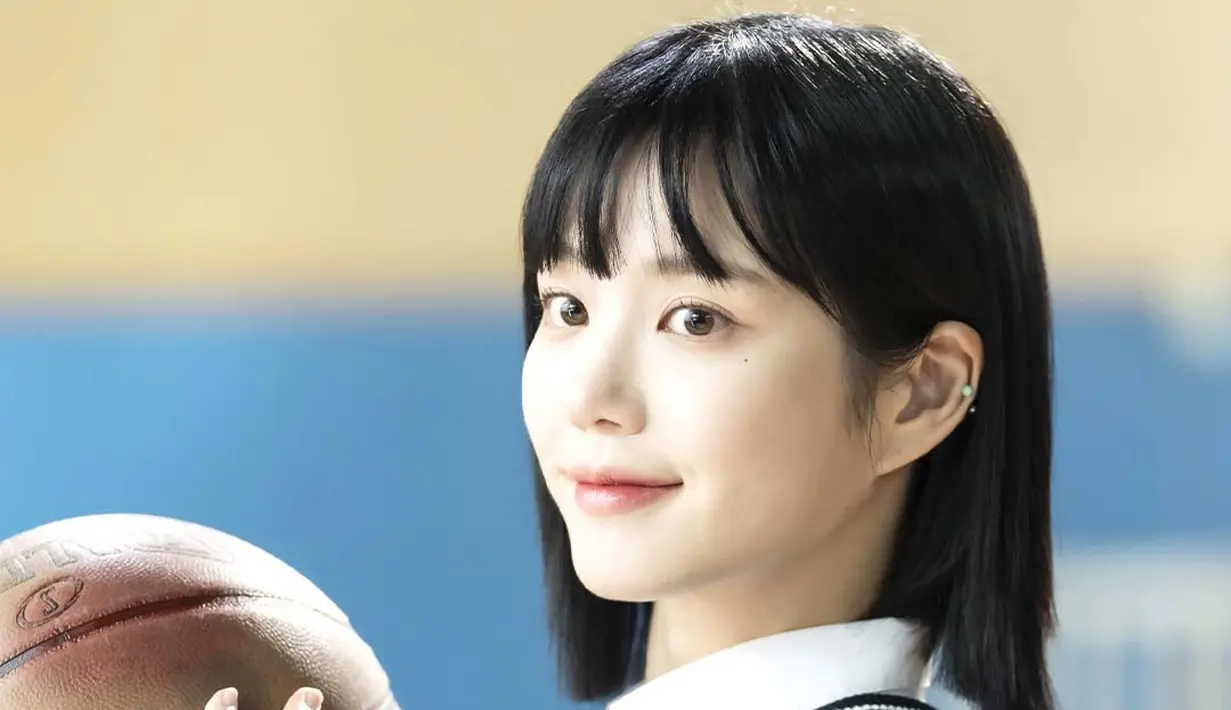 Han Mo Ne dengan seragam sekolahnya tersenyum cerah sambil memegang bola basket di tangannya. Meskipun dia terlihat tidak punya kekurangan, sebenarnya dia mempunyai kelemahan fatal, yaitu kebohongannya. (Foto: SBS via Soompi)
