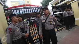 Petugas kepolisian berjaga di depan Kantor KPUD DKI Jakarta, Rabu (21/9). 364 personel gabungan dari Polda Metro dan Polres Jakpus disiagakan untuk mengamankan pendaftaran calon gubernur dan wakil gubernur Pilgub DKI 2017. (Liputan6.com/Immanuel Antonius)