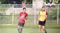 Bek tengah Persis Solo yang sedang menjalani trial bersama Bali United, Reuben Silitonga, mengawal pergerakan Ilija Spasojevic dalam sesi latihan di Lapangan Gelora Samudera Kuta, Selasa sore (7/9/2021). (Bola.com/Maheswara Putra)