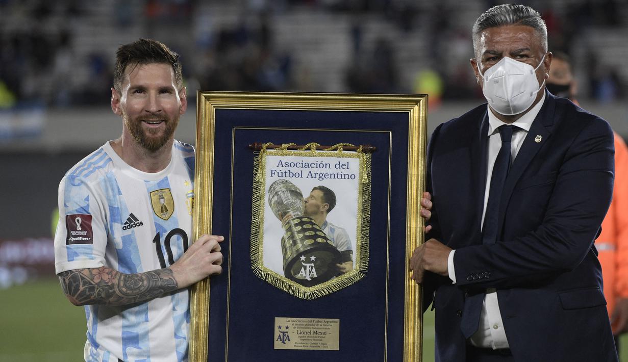 Lionel Messi juga berhasil meraih gelar sebagai pencetak gol internasional terbanyak di Amerika Selatan. Messi berhasil mengalahkan catatan legenda Brasil, Pele dengan mencetak 80 gol dalam 158 penampilannya di semua kompetisi. (AFP/Juan Mabromata)