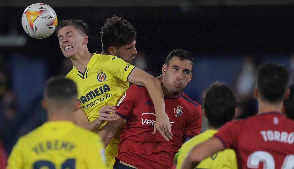 Juan Foyth. Bek kanan Argentina berusia 25 tahun ini dilepas permanen Tottenham Hotspur ke Villarreal pada awal musim 2021/2022 setelah semusim berstatus pinjaman. Ia mulai terpinggirkan dan kesulitan bersaing saat kedatangan Jose Mourino menggantikan posisi Mauricio Pochettino. Menjadi andalan bersama Villarreal, hingga kini ia telah tampil dalam 81 laga di semua ajang dengan torehan 3 gol dan 5 assist. (AFP/Jose Jordan)