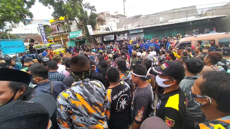 Sekitar 1.000 massa pendukung paslon Iwan Saputra dan Iip Miftahul Faoz (WANI) tengah melakukan aksi demo penolakan hasil pilkada Tasikmalaya di depan kantor KPU Tasikmalaya.