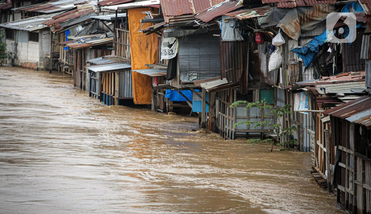 Kondisi banjir yang merendam permukiman warga bantaran Sungai Ciliwung, Jakarta, Senin (10/10/2022). Hingga pukul 09.00 WIB hari ini, Badan Penanggulangan Bencana Daerah (BPBD) DKI Jakarta mencatat sebanyak 68 RT di Jakarta terendam banjir akibat luapan Sungai Ciliwung. (Liputan6.com/Faizal Fanani)