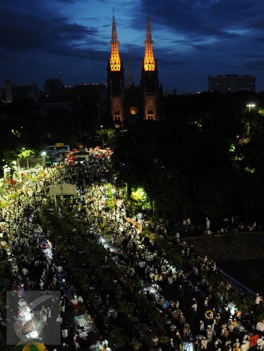 Pemandangan ribuan peserta demo 2 Desember memadati Masjid Istiqlal, Jakarta, Jumat (2/12). Usai melaksanakan salat subuh, peserta Aksi Bela Islam Jilid III bergerak menuju lapangan Monas untuk menggelar aksi super damai 212. (Liputan6.com/Gempur M Surya)