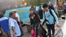 Suasana kedatangan sejumlah pemudik saat arus balik Lebaran di Terminal Pulogadung, Jakarta, Jumat (1/8/14). (Liputan6.com/Faizal Fanani)