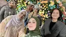 4. Cut Meyriska hadir bersama suaminya, mengenakan dress dan hijab instan berwarna hijau yang elegan. Warna hijau memberi nuansa fresh yang cocok untuk acara pernikahan. [@cutratumeyriska].