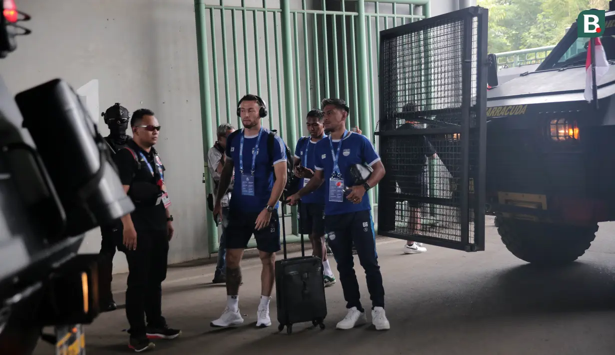<p>Pemain Persib Bandung (dari kiri) Marc Klok, Frets Butuan dan Daisuke Sato saat tiba di Stadion Patriot Candrabhaga, Bekasi, dengan menggunakan mobil kendaraan taktis berjenis Barracuda, Sabtu (2/9/2023) jelang menghadapi Persija Jakarta pada laga pekan ke-11 BRI Liga 1 2023/2024. (Bola.com/Ikhwan Yanuar)</p>