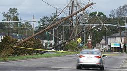 Lalu lintas dialihkan di sekitar jaringan listrik yang tumbang di Metairie, Louisiana, Senin (30/8/2021). Badai Ida ini sebagai salah satu badai paling kuat yang pernah melanda Amerika Serikat. (AP Photo/Steve Helber)