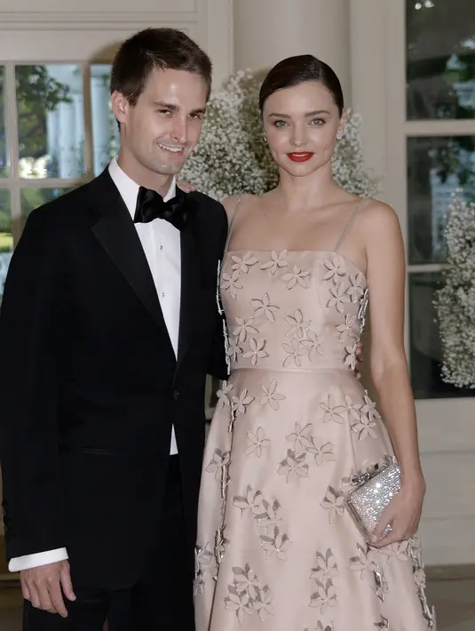 Tak hanya Miranda dan Evan yang tengah berbahagia. Netizen dan teman-teman Miranda tak luput mengucapkan selamat untuk Evan dan Miranda. (AFP/Bintang.com)