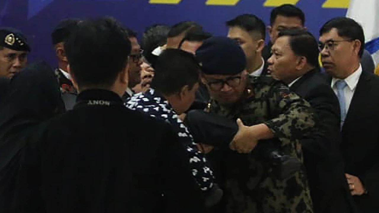 FOTO: Menteri KKP Pingsan saat Upacara Pelepasan Korban Kecelakaan ATR 42-500