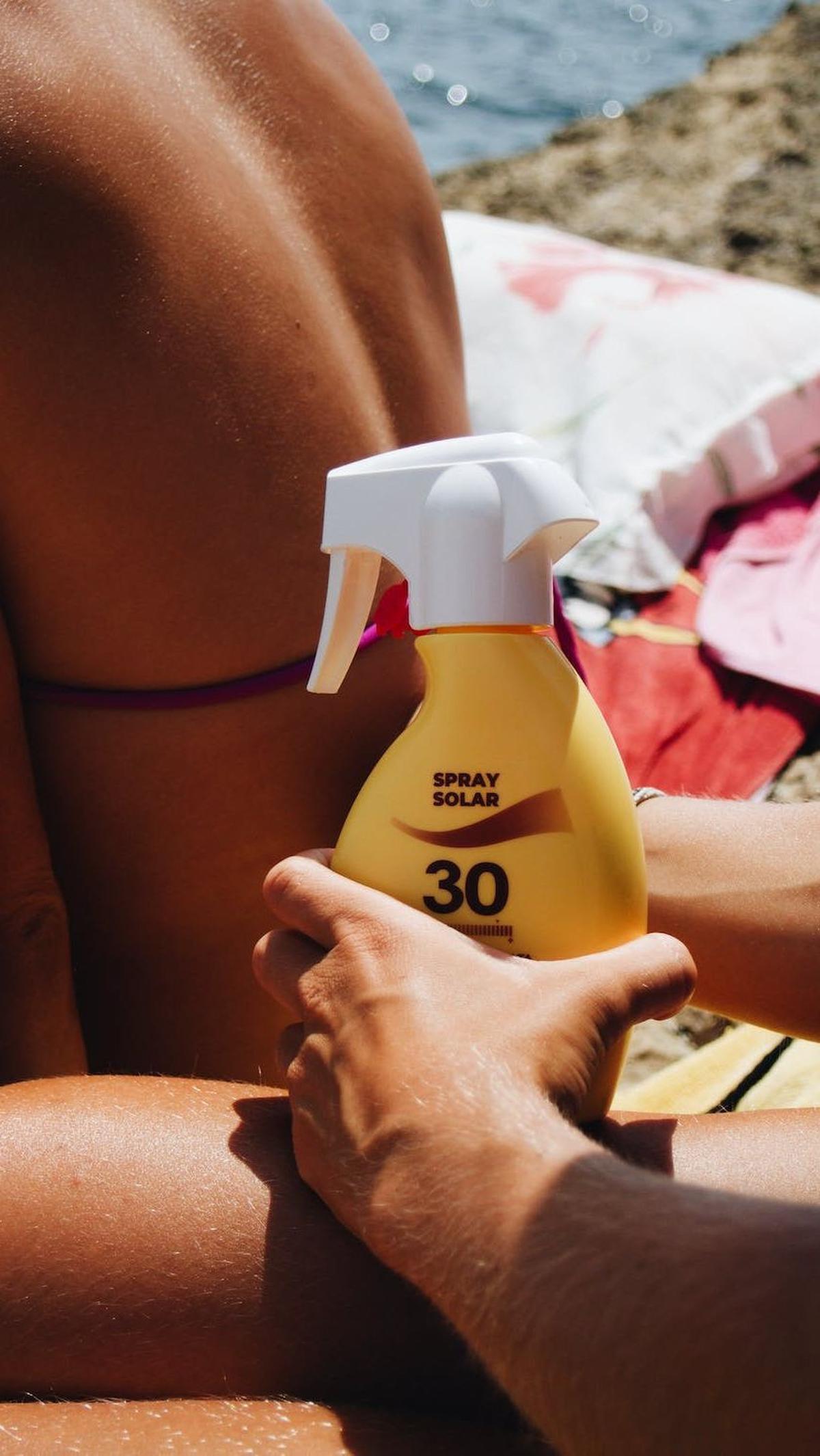 Lotion adalah pilihan yang lebih melembapkan dan dapat dilihat dengan jelas di kulit, tetapi mungkin memerlukan waktu lebih lama untuk mengaplikasikannya. Stik cocok untuk penggunaan di sekitar mata dan tahan lama, tetapi mungkin lebih sulit untuk menutup