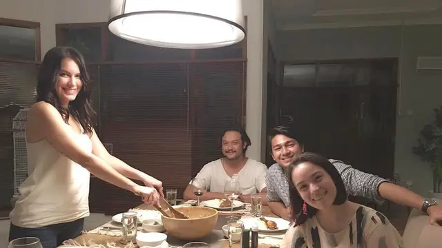 Beri Dukungan, Ini 6 Potret Persahabatan Sophia Latjuba dan Dwi Sasono
