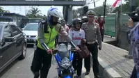 Pemuda yang mengaku sedang menjalani Praktik Kerja Lapangan (PKL) itu, terus menangis saat digelandang polisi ke kantor Samsat Jakarta Barat. (Liputan6.com)