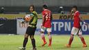 Kiper Persija, Andritany bermain tenang saat melawan Persib Bandung pada laga Torabika SC 2016 di Stadion Gelora Bandung Lautan Api, Bandung, Sabtu (16/7/2016). (Bola.com/Nicklas Hanoatubun)