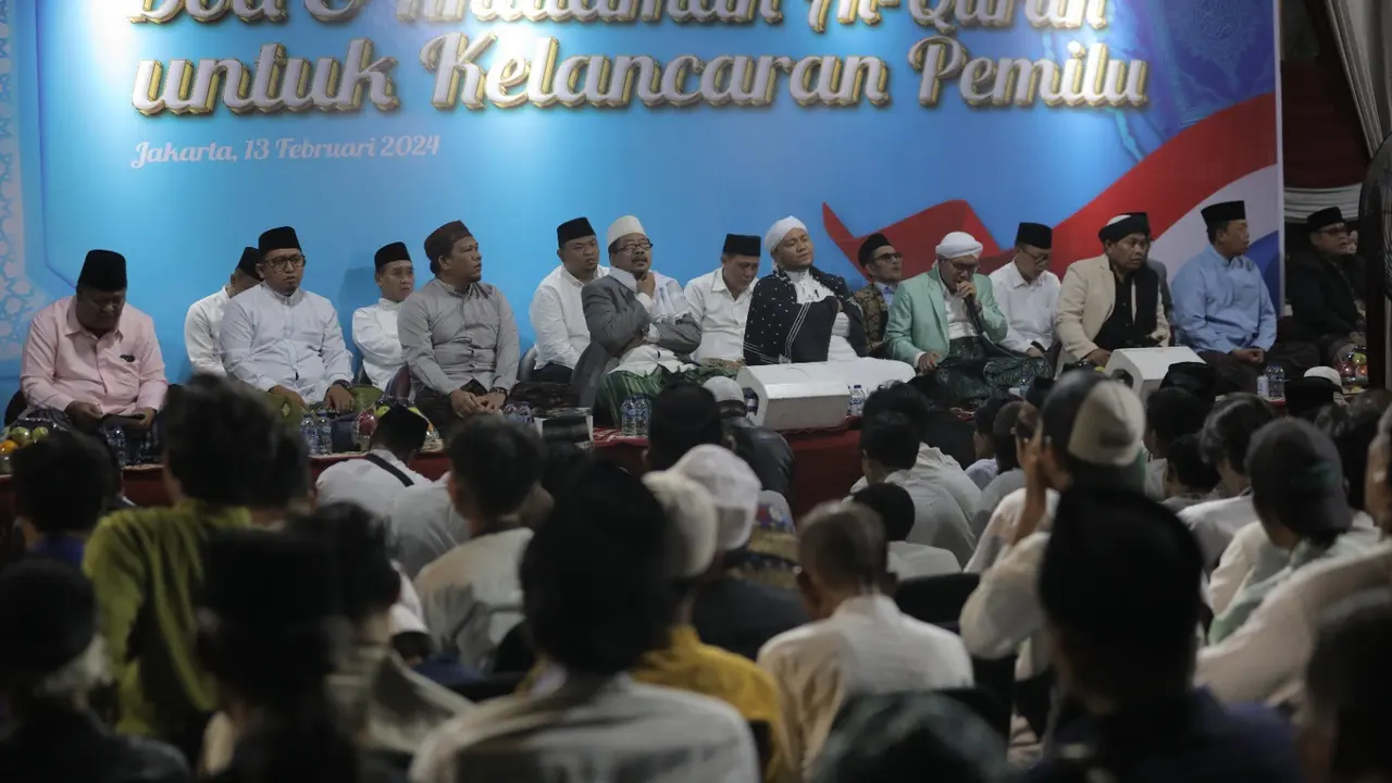 Tim Kampanye Nasional (TKN) Prabowo Subianto-Gibran Rakabuning Raka bersama para kiai dan ulama menggelar doa dan khataman Alquran untuk kelancaran pemilu 2024. Acara digelar di depan rumah Prabowo di Jalan Kertanegara IV, Kebayoran Baru, Jakarta Selatan.