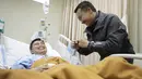Menteri Pemuda dan Olahraga Imam Nahrawi menjenguk mantan Petinju legendaris Indonesia, Ellyas Pical di RS Harapan kita, Jakarta, Sabtu (18/2). Ellyas Pical menjalani perawatan akibat terkena serangan jantung. (Dok. Humas Kemenpora)