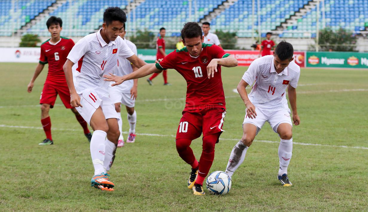 Pemain Timnas Indonesia U-19, Egy Maulana Vikri, saat pertandingan melawan Vietnam pada laga AFF U-18 di Stadion Thuwunna, Yangon, Senin (11/9/2017). Indonesia tertinggal 2-0 di babak pertama dari Vietnam. (Liputan6.com/Yoppy Renato)