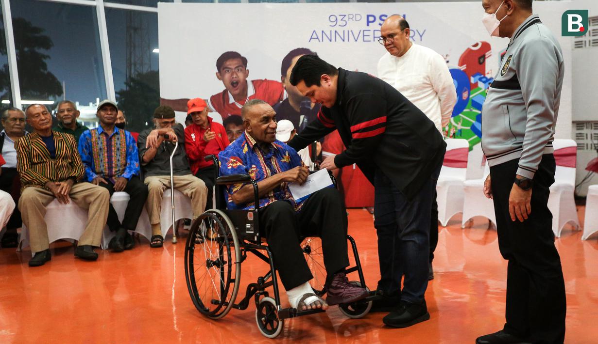 Ketua Umum PSSI, Erick Thohir memberikan bantuan untuk para legenda Timnas Indonesia dan mantan wasit Indonesia saat acara menyambut Hari Ulang Tahun PSSI ke-93 di Selasar VIP Barat Stadion Utama Gelora Bung Karno (SUGBK), Senayan, Jakarta, Jumat (14/04/2023). (Bola.com/Bagaskara Lazuardi)