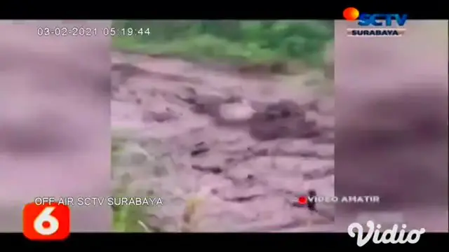 Nampak terlihat dalam video amatir, detik-detik banjir bandang lereng Gunung Ijen di aliran Sungai Blawan, Kecamatan Ijen, Bondowoso, Jawa Timur, pada Senin sore (01/2).