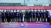 Manajer tim bulutangkis junior Indonesia, Susy Susanti (tengah) menggenggam Piala Suhandinata di Kejuaraan Dunia Bulutangkis Junior 2019 yang digelar di Kazan, Rusia. (Istimewa)