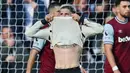 Pemain Manchester United, Alejandro Garnacho, tampak kecewa setelah ditaklukkan West Ham United pada laga pekan ke sembilan Liga Inggris di Stadion London, Minggu (27/10/2024). Setan Merah tumbang dengan skor 1-2. (AFP/Glyn Kirk)