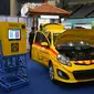 Pengunjung melihat mobil listrik rancangan dan buatan mahasiswa Universitas Indonesia (UI) Fakultas Teknik saat pameran Hari Listrik Nasional (HLN) ke-71 di JCC, Senayan, Jakarta, Rabu (28/9). (Liputan6.com/Angga Yuniar)