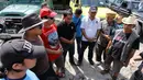 Sebelum melakukan perjalanan dengan jarak sekitar 300 km, tim SOCA Solidarity melakukan doa bersama, Jumat (15/5/14), (Liputan6.com/Faizal Fanani)