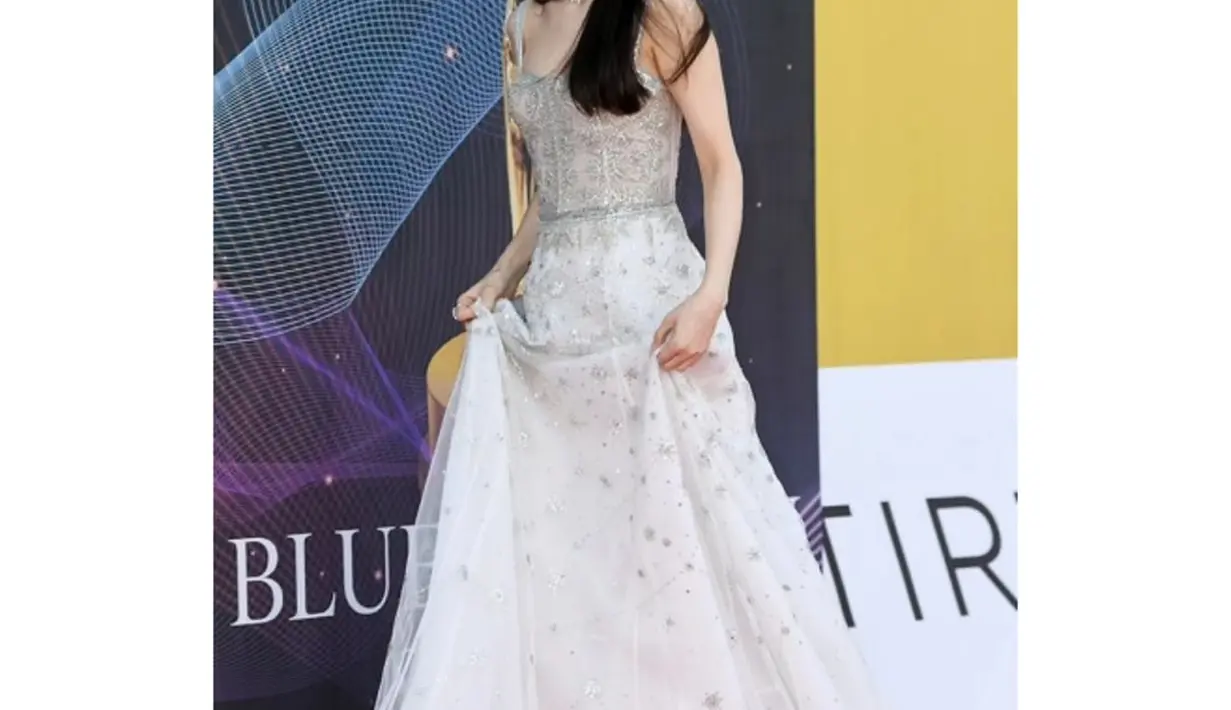 Menangkan Best Actress, Bae Suzy terlihat menawan dengan two pieces silver dress dari Cuccuelli Shaheen. [@kdrama_fashion]