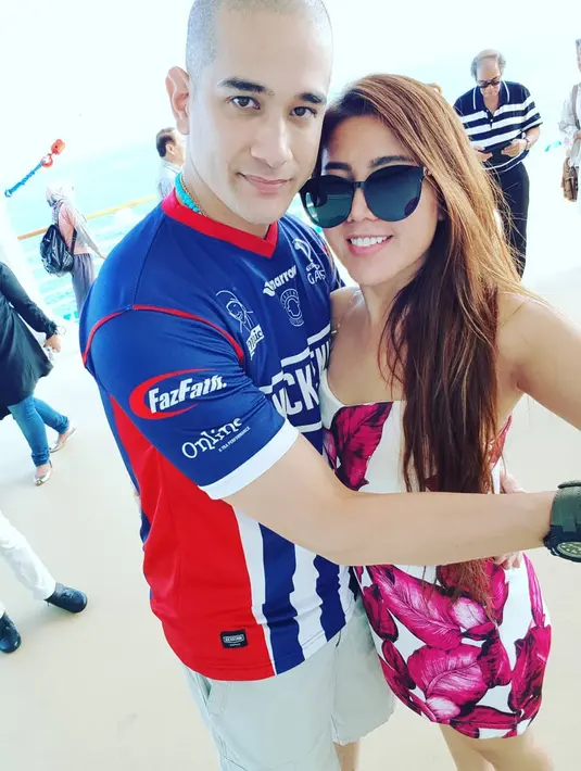 Okan dan Lee sepertinya tak ingin kehilangan momen dengan selalu menghabiskan waktu bersama. Seperti yang satu misalnya, keduanya tampak sedang menikmati waktu luangnya dengan berlibur. (Foto: Instagram)