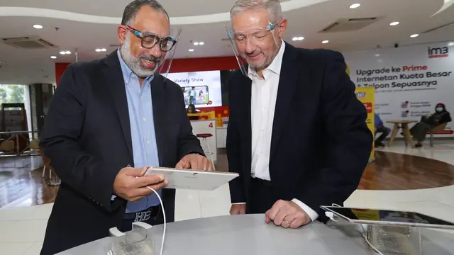 Chief Technology & Information Officer Indosat Ooredoo, Medhat Elhusseiny bersama dengan Head of Ericsson Indonesia, Jerry Soper
