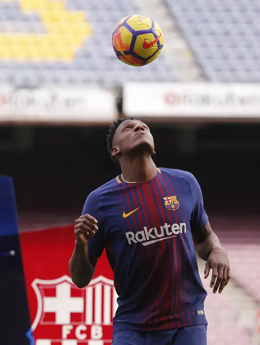 Bek anyar Barcelona, Yerry Mina menyundul bola saat perkenalannya dengan para fans Blaugrana di Stadion Camp Nou, Barcelona, Spanyol, Sabtu (13/1). Barcelona menyelesaikan proses transfer Yerry Mina dari Palmeiras pada Kamis (11/1). (Pau Barrena / AFP)