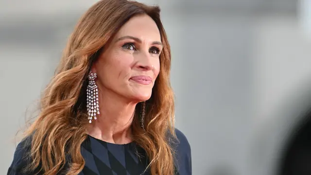 Julia Roberts Tampil Glamor di Karpet Merah Festival Film Venesia dengan Gaun Panjang nan Indah