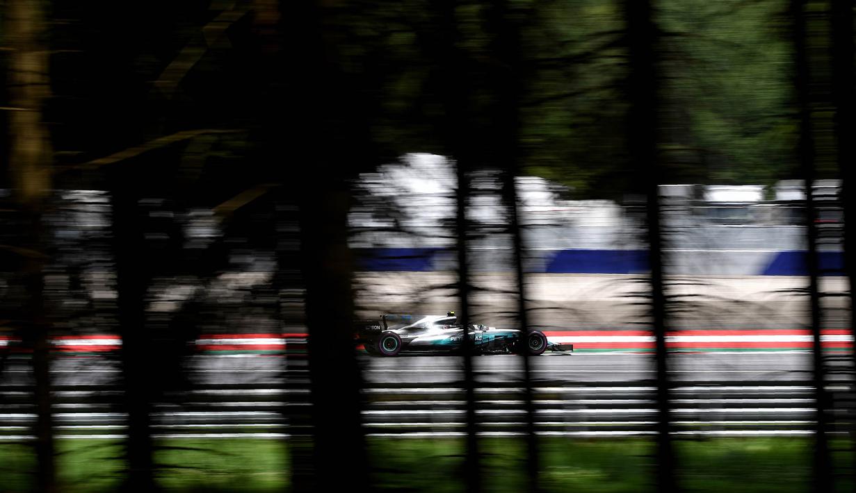 Pebalap Mercedes, Valtteri Bottas, berada di poisisi pertama F1 GP Austria di Sirkuit Red Bull Ring, Minggu (9/7/2017). Valtteri Bottas menjadi yang tercepat dengan catatan waktu 1 jam 21 menit 48,527 detik. (AFP/Andrej Isakovic)
