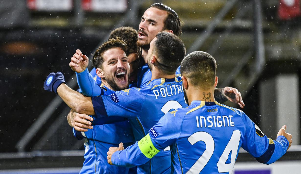 Striker Napoli, Dries Mertens (kiri), melakukan selebrasi bersama rekan-rekannya usai mencetak gol ke gawang AZ Alkmaar dalam laga lanjutan Liga Europa 2020/21 Grup F di AFAS Stadium, Kamis (3/12/2020) waktu setempat. Napoli bermain imbang 1-1 dengan AZ Alkmaar. (AFP/Olaf Kreak/ANP)