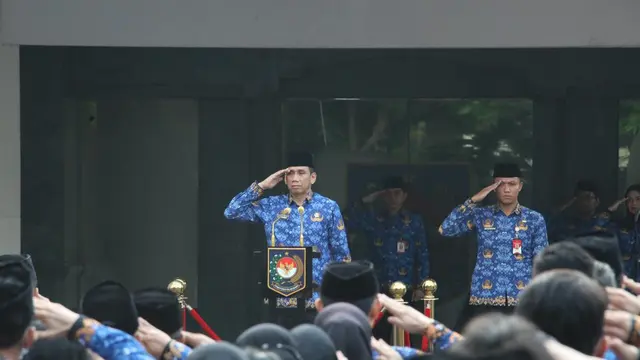 Wakil Menteri Dalam Negeri (Wamendagri) Akhmad Wiyagus saat membacakan amanat peringatan Hari Pendidikan Nasional (Hardiknas) 2026.