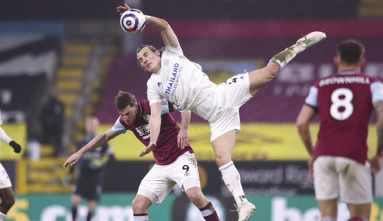 Pemain Leicester City, Caglar Soyuncu, berebut bola dengan pemain Burnley, Chris Wood, pada laga Liga Inggris di Stadion Turf Moor, Rabu (3/3/2021). Kedua tim bermain imbang 1-1. (Alex Pantling/Pool via AP)