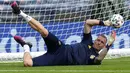Kiper Swedia, Robin Olsen berusaha menangkap bola saat mengikuti sesi latihan di Stadion Hampden Park di Glasgow, Senin (28/6/2021). Pemenang antara Swedia vs Ukraina akan bertemu Inggris atau Jerman di perempat final. (AP Photo/Petr David Josek)