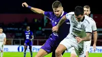 Gelandang Persik Kediri, Majed Osman berduel ketat dengan bek kiri Persija Jakarta, Pablo Andrade dalam laga lanjutan BRI Liga 1 2024/2025 di Stadion Soepriadi, Blitar, Sabtu (19/4/2025) malam. (Dok. Persik)