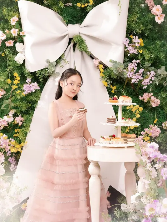 Thalia Onsu kenakan dress tulle bertali dengan detail shimmer di dada dan ruffle di bagian rok [@sarwendah29]