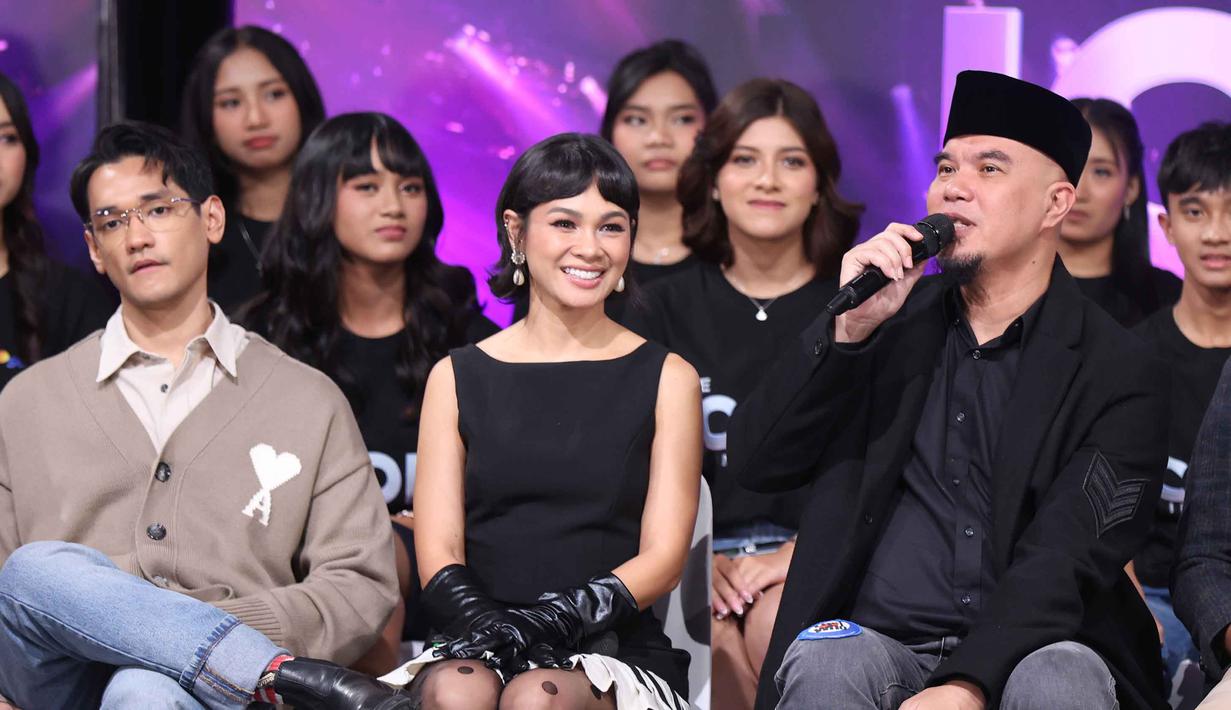 Salah satu juri The Icon Indonesia, Ahmad Dhani (kanan) saat memberi keterangan terkait peluncuran ajang pencarian bakat The Icon Indonesia di SCTV Tower, Jakarta, Senin (6/4/2026). (Kapanlagi/Budy Santoso)