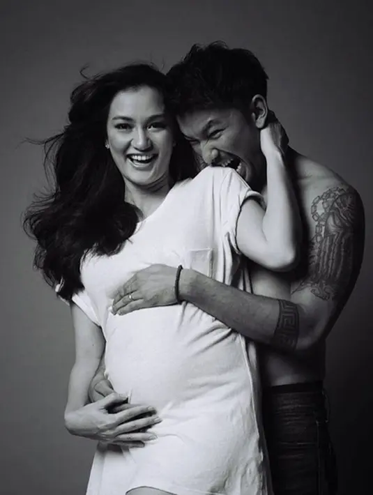 Sejak resmi dipersunting Rio Dewanto sejak 24 Agustus 2013, Atiqah Hasiholan sempat mengandung buah cintanya. Namun sayang, kehamilan pertama itu keguguran. Penantian panjang sekitar tiga tahun akhirnya ia kembali hamil. (Instagram/atiqahhasiholan)