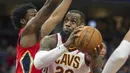 Pebasket Cleveland Cavaliers, LeBron James, berusaha melewati pebasket New Orleans Pelicans,Solomon Hill, pada laga NBA di Quicken Loans Arena, Sabtu (31/3/2018). Cavaliers menang 107-102 atas Pelicans. (AP/Phil Long)