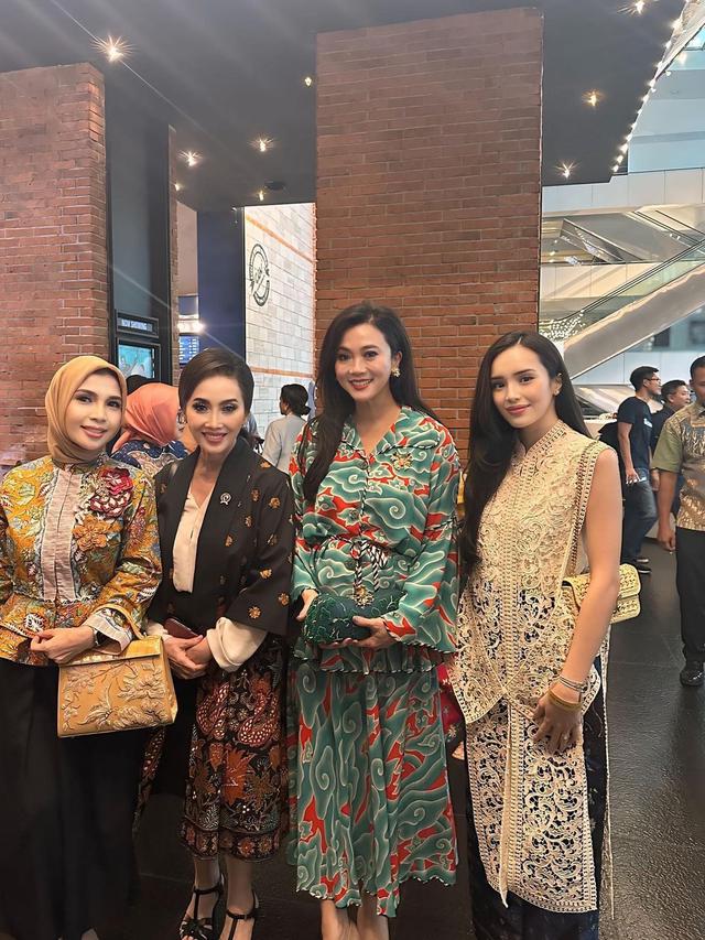 6 Gaya Anggun Beby Tsabina Padukan Batik dan Tas Rp 60 Juta saat Hadiri Acara Tutur Batik Bareng Para Ibu Pejabat