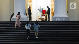 Jemaat tiba untuk melaksanakan ibadah malam Natal di Gereja Immanuel, Jakarta, Jumat (24/12/2021). Perayaan ibadah malam Natal mengingatkan umat untuk saling mengasihi dengan segenap hati dalam kasih persaudaraan yang tulus dan ikhlas melalui tindakan belarasa. (Liputan6.com/Faizal Fanani)