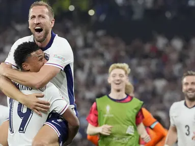 Timnas Inggris memastikan lolos ke final Euro 2024 setelah secara dramatis menang 2-1 atas Belanda dalam laga semifinal di Westfalenstadion, Dortmund, Jerman, Kamis (11/7/2024) dini hari WIB. Ollie Watkins menjadi pahlawan Three Lions dengan mencetak gol kemenangan pada menit ke-90 setelah sebelumnya Belanda unggul terlebih dahulu lewat gol Xavi Simons pada menit ke-7 yang berhasil disetarakan via eksekusi penalti Harry Kane pada menit ke-18. (AP Photo/Martin Meissner)