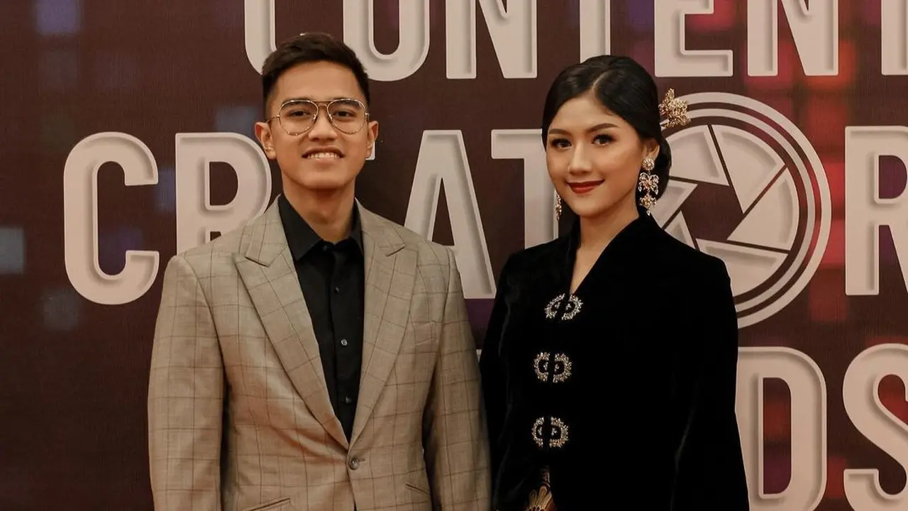 Adu Gaya Bangsawan Kembar dari Erina Gudono dan Aaliyah Massaid yang Kenakan Kebaya Sama, Siapa yang Lebih Terlihat Ningrat?