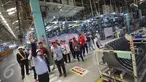 Karyawan perusahaan mobil Toyota memberikan penjelasan kepada peserta Campus CJ Edutrip di TMMIN Karawang Plant 1, Jawa Barat, Kamis (23/2). Kegiatan yang diikuti oleh mahasiswa dan blogger. (Liputan6.com/Immanuel Antonius)